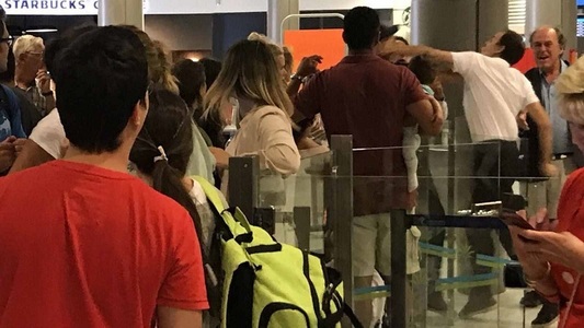 Un pasager easyJet, cu un bebeluş în braţe, a fost lovit cu pumnul în faţă de un angajat de pe aeroportul Nisa