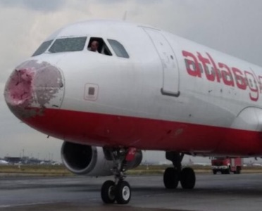 Un pilot a aterizat în siguranţă o aeronavă cu 121 de pasageri, deşi nu avea vizibilitate într-o furtună cu grindină din Istanbul