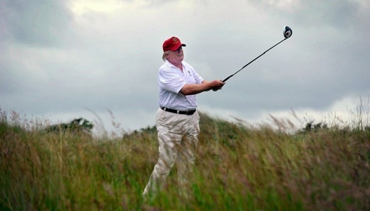 Donald Trump îşi ia 17 zile de concediu la clubul său de golf din New Jersey