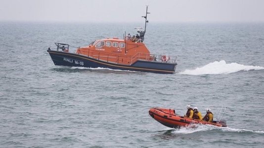 Daily Mail: Doi români, membri ai echipajului unei ambarcaţiuni care s-a scufundat în urma unei coliziuni cu altă ambarcaţiune, căutaţi pe Canalul Mânecii. MAE: Se fac demersuri privind identitatea victimelor