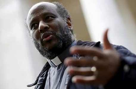 Un preot nominalizat la premiul Nobel pentru pace, vizat într-o anchetă privind imigraţia ilegală din Italia