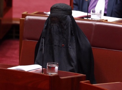 O senatoare de extremă-dreapta din Australia a mers în Parlament îmbrăcată în burqa, pentru a cere interzicerea hainei tradiţionale