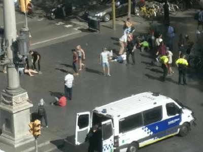 Guvernul de la Barcelona confirmă un mort şi 32 de răniţi în atentat şi anunţă că bilanţul va creşte