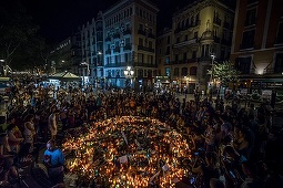 Sute de oameni le-au adus vineri seară un omagiu victimelor atacului de la Barcelona. VIDEO