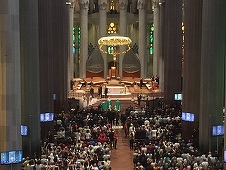 Aproximativ 2.000 de persoane s-au recules duminică, la Sagrada Familia, pentru a le aduce un omagiu victimelor atentatelor teroriste. VIDEO