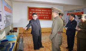 Schiţe a două noi rachete, de tip Pukguksong-3 şi Hwasong, publicate de KCNA în fotografii de la o vizită a lui Kim Jong-un la o fabrică de motoare cu combustibil solid