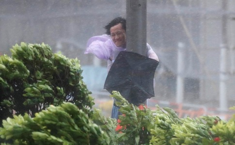 Cel puţin 16 morţi la Hong Kong şi în China, în urma taifunului Hato
