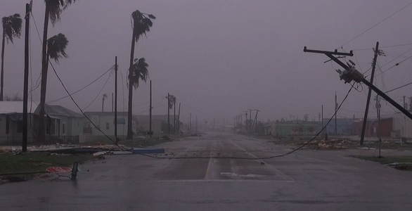 Uraganul Harvey a lovit SUA: Zece răniţi la Rockport; Harvey, retrogradat la categoria 1, ar urma ”să şerpuiască deasupra sud-estului Texasului până la mijlocul săptămânii viitoare”, anunţă NHC. FOTO