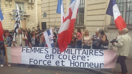 Soţii furioase ale militarilor francezi manifestează la Paris în semn de protest faţă de ”condiţii deplorabile de muncă” în armată