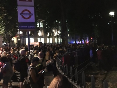 Una dintre cele mai aglomerate staţii de metrou din Londra, evuacuată după explozia unei ţigări electronice. VIDEO