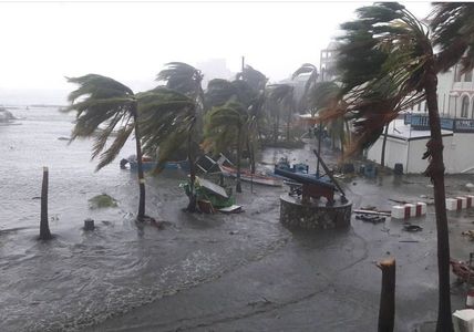 UPDATE - Uraganul Irma traversează Florida şi a făcut deja trei victime. Aproximativ 35.000 de români locuiesc în Florida, iar Ministerul de Externe a activat Celula de criză. LIVE VIDEO