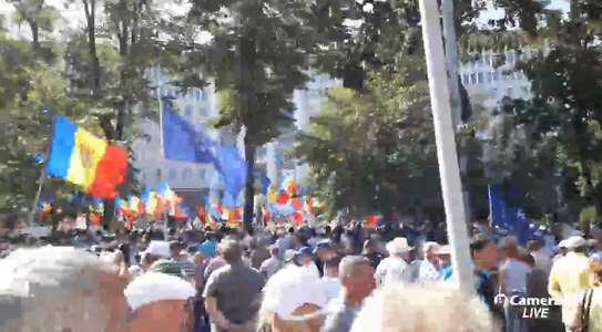 Sute de oameni protestează la Chişinău faţă de controversata nouă lege a alegerilor - VIDEO