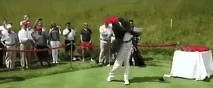 Trump repostează pe Twitter montajul video care sugerează că o trânteşte cu o lovitură de golf pe Hillary Clinton