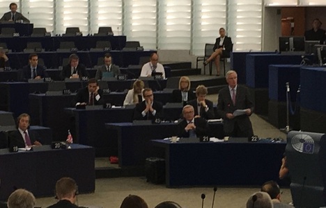 Barnier spune în plenul PE că nu s-au realizat ”progrese suficiente” ca să se treacă în faza a doua a negocierii Brexitului; eurodeputaţii îndeamnă CE să-şi întârzie evaluarea prin care stabileşte dacă s-au făcut progrese suficiente în negocieri