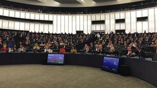 Parlamentul European stabileşte că nu s-au înregistrat progrese suficiente în negocierea Brexitului şi cere într-o rezoluţie Consiliului European să amâne discutarea viitoarelor relaţii comerciale şi de securitate