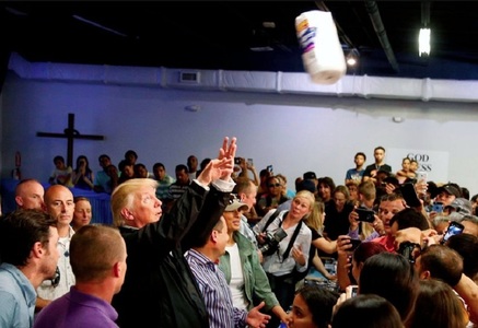 Trump minimizează, în Puerto Rico, uraganul Maria faţă de o ”adevărată catastrofă” precum Katrina; preşedintele american le-a aruncat suluri de hârtie unor sinistraţi într-o biserică - VIDEO