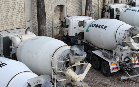 Şase sticle de benzină şi un ”dispozitiv de aprindere rudimentar”, descoperite la Paris sub mai multe camioane Lafarge