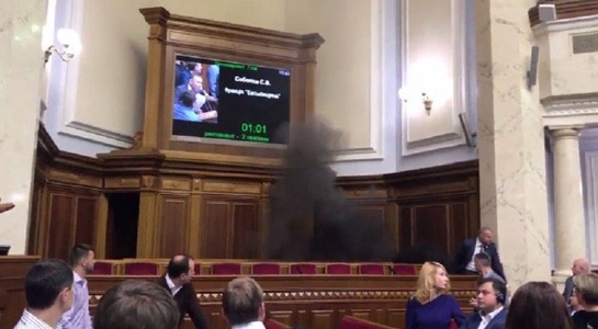 Parlamentul ucrainean prelungeşte cu un an legea cu privire la ”statutul special” al estului rebel, într-o sesiune în care s-au încăierat în plen zeci de deputaţi; un membru Svoboda a aruncat o grenadă fumigenă în hemiciclu - VIDEO