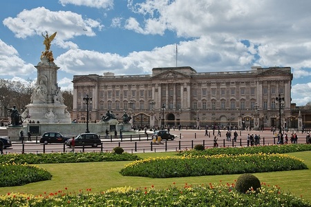 O femeie a fost arestată după ce a încercat să escaladeze poarta Palatului Buckingham