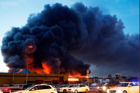 Incendiu puternic la un centru comercial din sud-vestul Moscovei: 3.000 de persoane au fost evacuate, există răniţi – VIDEO