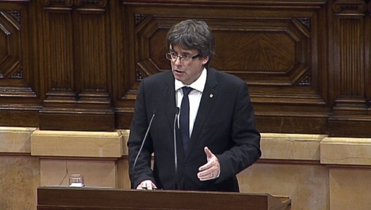Madridul nu acceptă o declarare ”implicită” a independenţei în discursul lui Puigdemont, afirmă un oficial spaniol; discursul liderului separatist, primit cu reacţii împărţite de susţinători adunaţi în faţa Parlamentului catalan - VIDEO