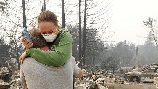 Bilanţul victimelor incendiilor din California a crescut la cel puţin 17 morţi. 22 de incendii au distrus 69.000 de hectare. FOTO, VIDEO
