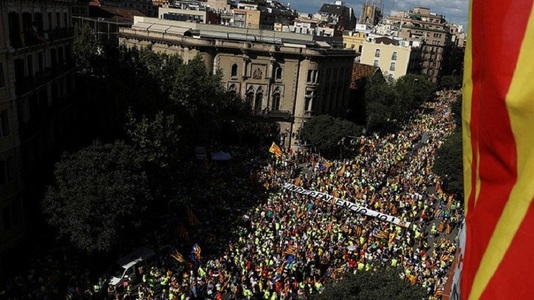 Aproximativ 65.000 de persoane au participat la marşul unioniştilor de Ziua Naţională a Spaniei la Barcelona, anunţă poliţia capitalei catalane