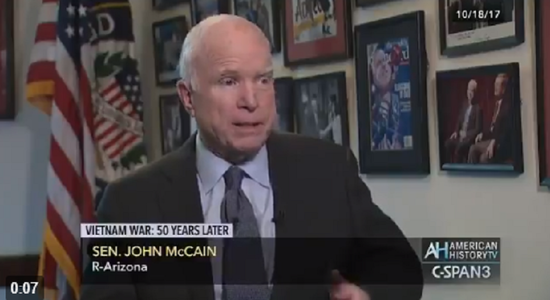 John McCain îl ironizează pe Trump pe tema scutirii de la serviciul militar în Războiul din Vietnam - VIDEO
