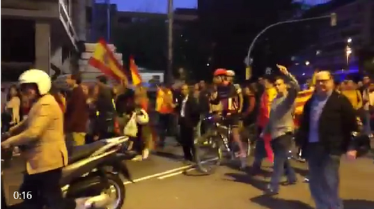 Sute de opozanţi ai independenţei mărşăluiesc cu steaguri spaniole în centrul Barcelonei - VIDEO