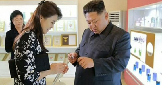 Kim Jong-un vizitează o fabrică de cosmetice la Phenian împreună cu sora şi soţia sa