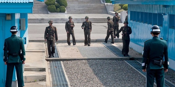 Trump nu va vizita zona demilitarizată (DMZ) care desparte cele două Corei, anunţă Casa Albă