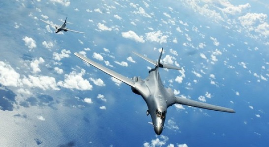 Exerciţiu cu bombardiere supersonice americane B-1B "Lancer" în Coreea de Sud înaintea turneului lui Trump în Asia 