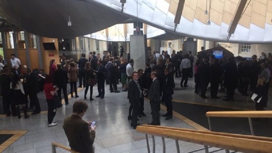 Parlamentul scoţian, evacuat parţial în urma găsirii unor pachete suspecte cu un praf alb, îşi reia activitatea