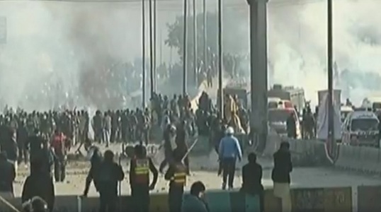 Protest în Islamabad. Aproximativ 2.000 de persoane care blocau oraşul, îndepărtate de poliţie cu gaze lacrimogene şi gloanţe de cauciuc