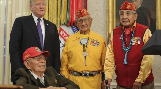 Trump face o ”glumă” cu caracter rasist despre Pocahontas primind amerindieni la Casa Albă