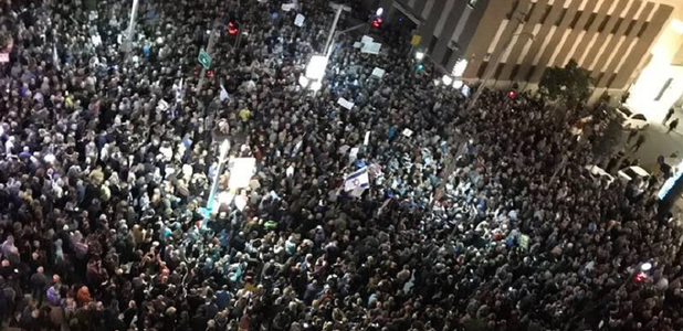 Zeci de mii de israelieni au manifestat la Tel Aviv împotriva lui Netanyahu şi a corupţiei