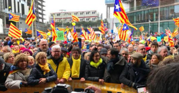 Aproximativ 45.000 de oameni manifestează în cartierul european de la Bruxelles în semn de susţinere a independenţei Cataloniei