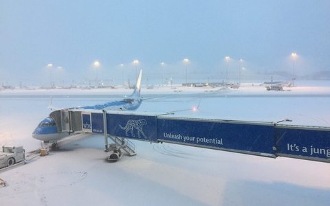 Marea Britanie: Drumuri închise, zboruri anulate şi localităţi fără electricitate din cauza ninsorii