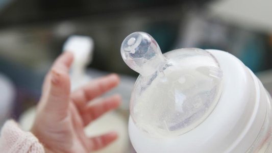 Autorităţile franceze au decis să retragă lapte praf Lactalis şi alte produse pentru bebeluşi, inclusiv unele destinate exportului în România
