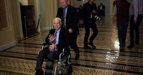 McCain lipseşte la votul asupra reformei fiscale a lui Trump
