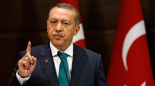 Erdogan denunţă ”o serie de comploturi grave” contra Turciei, urzite în SUA, înaintea unei vizite în Franţa