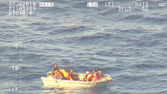 Şapte persoane au fost găsite pe o barcă în derivă în Oceanul Pacific; Acestea s-au aflat în ambarcaţiunea dispărută în Kiribati