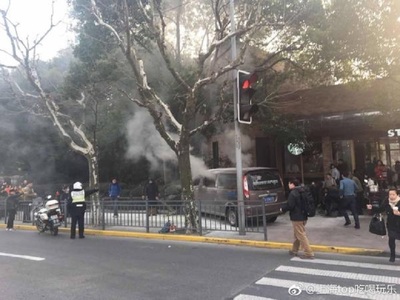 O dubă în flăcări a intrat în pietoni la Shanghai, 18 persoane fiind transportate la spital
