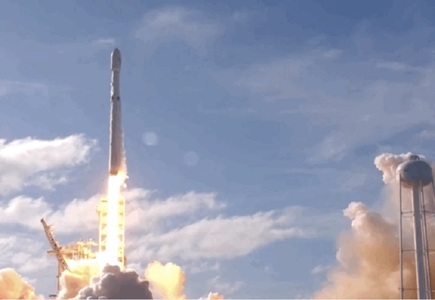 SpaceX a lansat cu succes racheta Falcon Heavy, considerată cea mai puternică din lume. Automobilul directorului Elon Musk, la bordul rachetei. VIDEO, FOTO