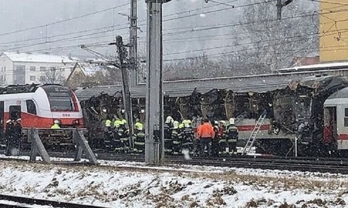 Un mort şi 22 de răniţi în Austria într-o coliziune între două trenuri de călători