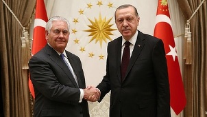 Tillerson se întâlneşte cu Erdogan într-o încercare de detensionare a relaţiilor