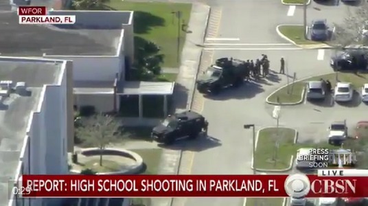 Donald Trump consideră că ofiţerul care nu a intervenit în atacul de la liceul din Florida „nu şi-a făcut datoria”

