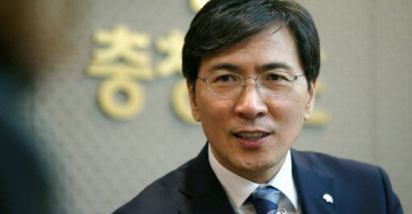 Ahn Hee-jung, un influent politician sud-coreean şi rivalul din partid înfrânt de Moon Jae-in, demisionează în urma unor acuzaţii de viol