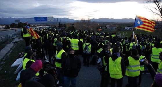 Poliţia catalană deblochează drumuri ocupate de către activişti separatişti