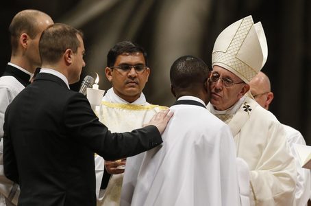 Papa Francisc a botezat un migrant nigerian devenit erou în Italia